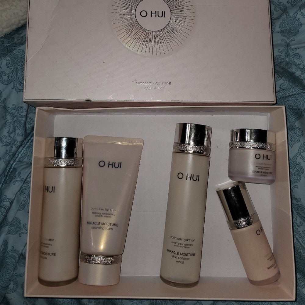 O HUI MIRACLE MOISTURE SET with Cleanser EXP 2021
